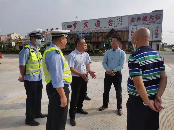 公路信息xh2021089-用心落实人大建议 办实办好民生实事（图为新会公路事务中心会同相关职能部门进行实地调研及方案商讨）.jpg