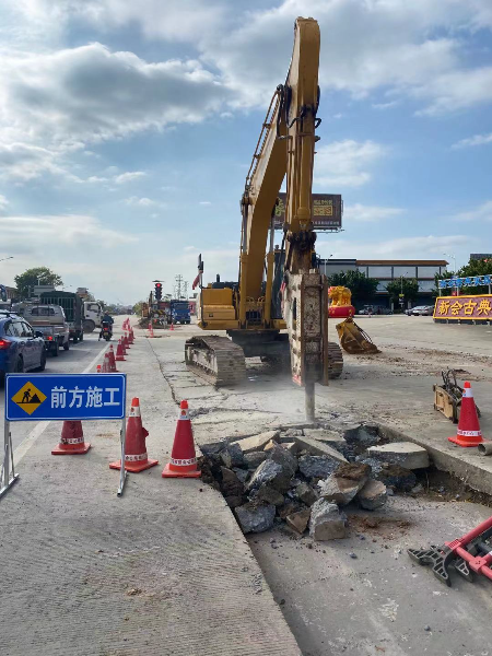 公路信息xh2021089-用心落实人大建议 办实办好民生实事（图为莲塘新会古典家具城机械破碎混凝土路面）.jpg