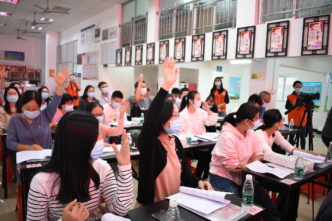 现场党员群众积极踊跃回答问题-2.jpg
