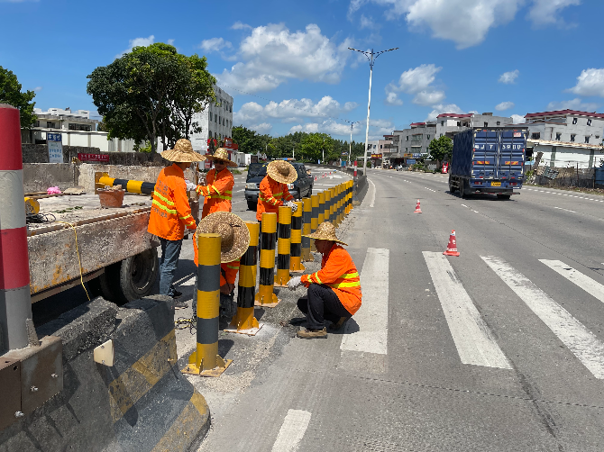 整治国道325线中间隔离带路口.jpg