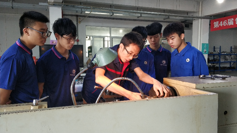 图3 谭寿江在指导学生操作.jpg