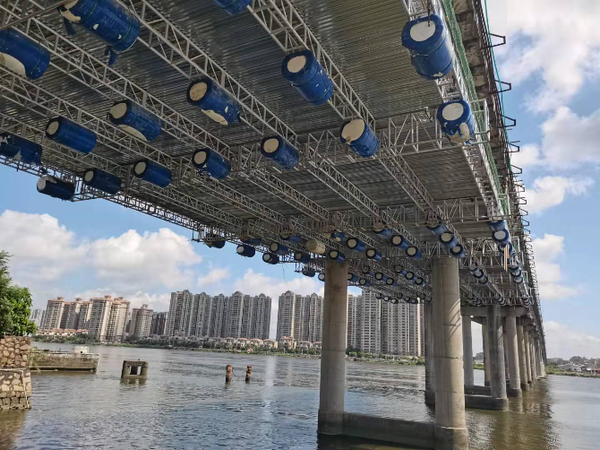 应用自浮式合金吊架施工平台.jpg
