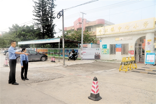 鹤坪岑维休学校周边道路整改后,增加了交通标识,保障学生上下学安全.