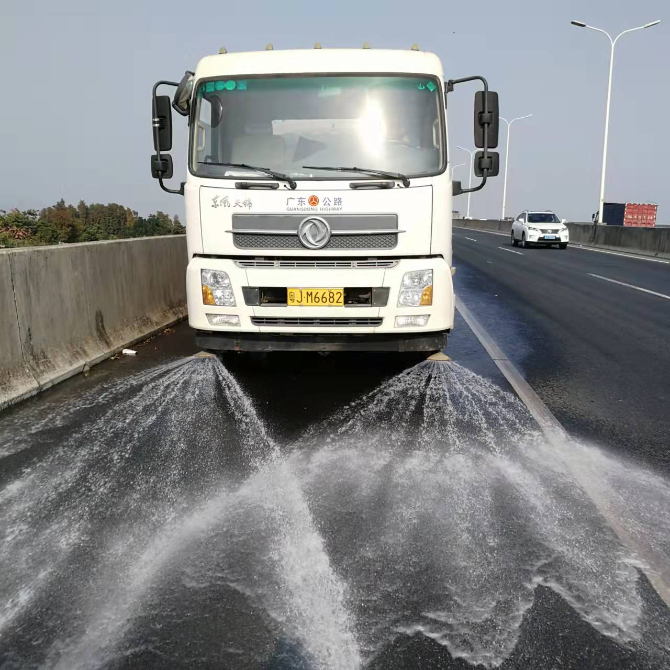3图为洒水车在路面洒水作业.jpg