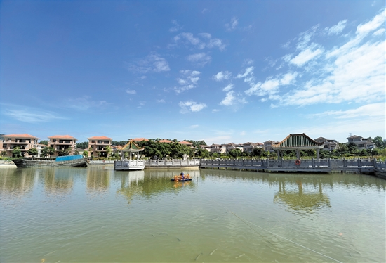 奇榜村拥有良好的基础设施，村内风光秀丽，计划重点打造特色乡村旅游度假区。