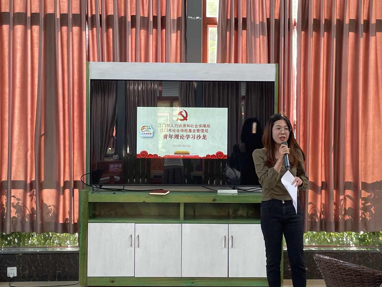 图片4：青年干部代表代表分享心得体会.jpg