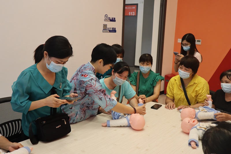 （图片2）陈老师教授新生儿抱姿.jpg