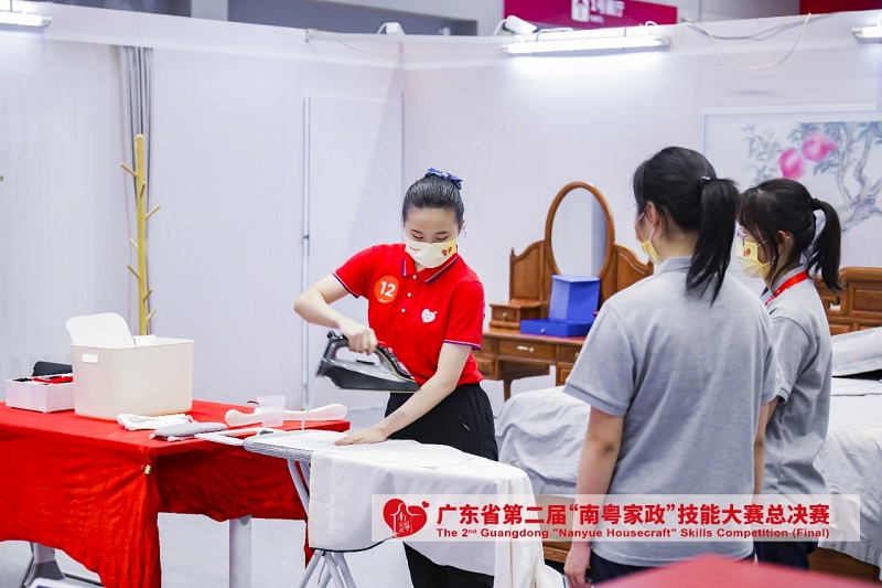 家政服务员项目选手廖培莹比赛中.jpeg