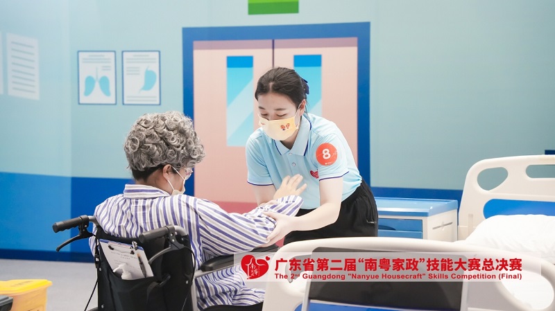 健康照护师项目选手陈阳春比赛中.jpeg