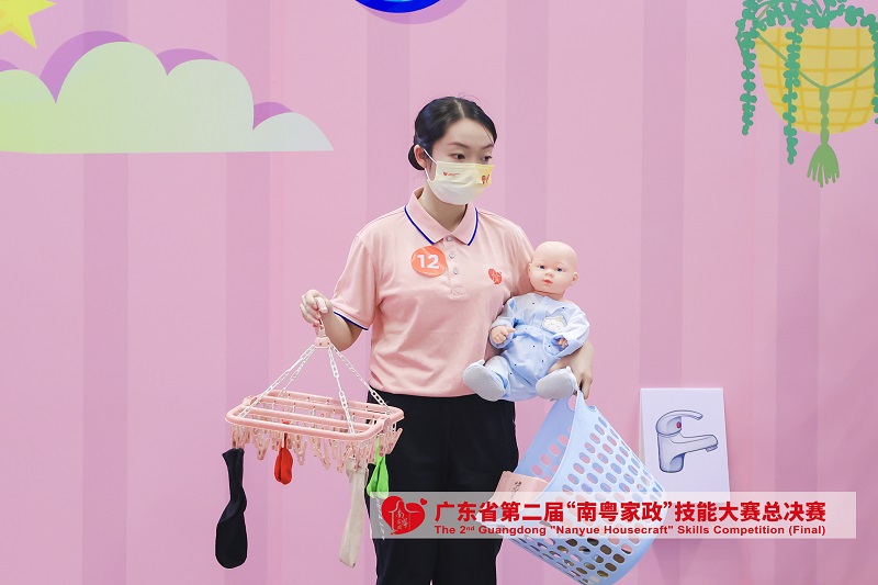 育婴员项目选手黄敏比赛中.jpeg