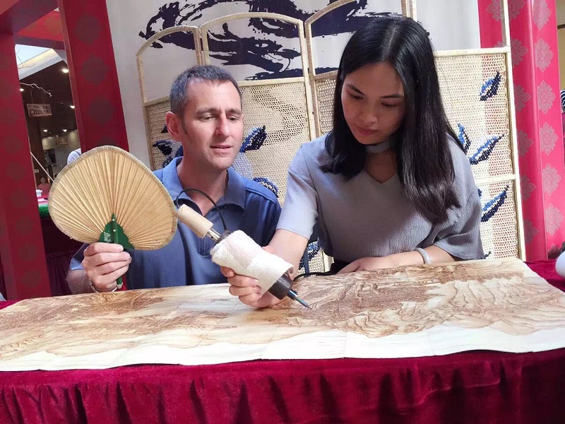 图3：余惠云制作演示.jpg