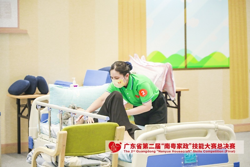 图10.养老护理员项目选手徐美娟比赛中.jpeg