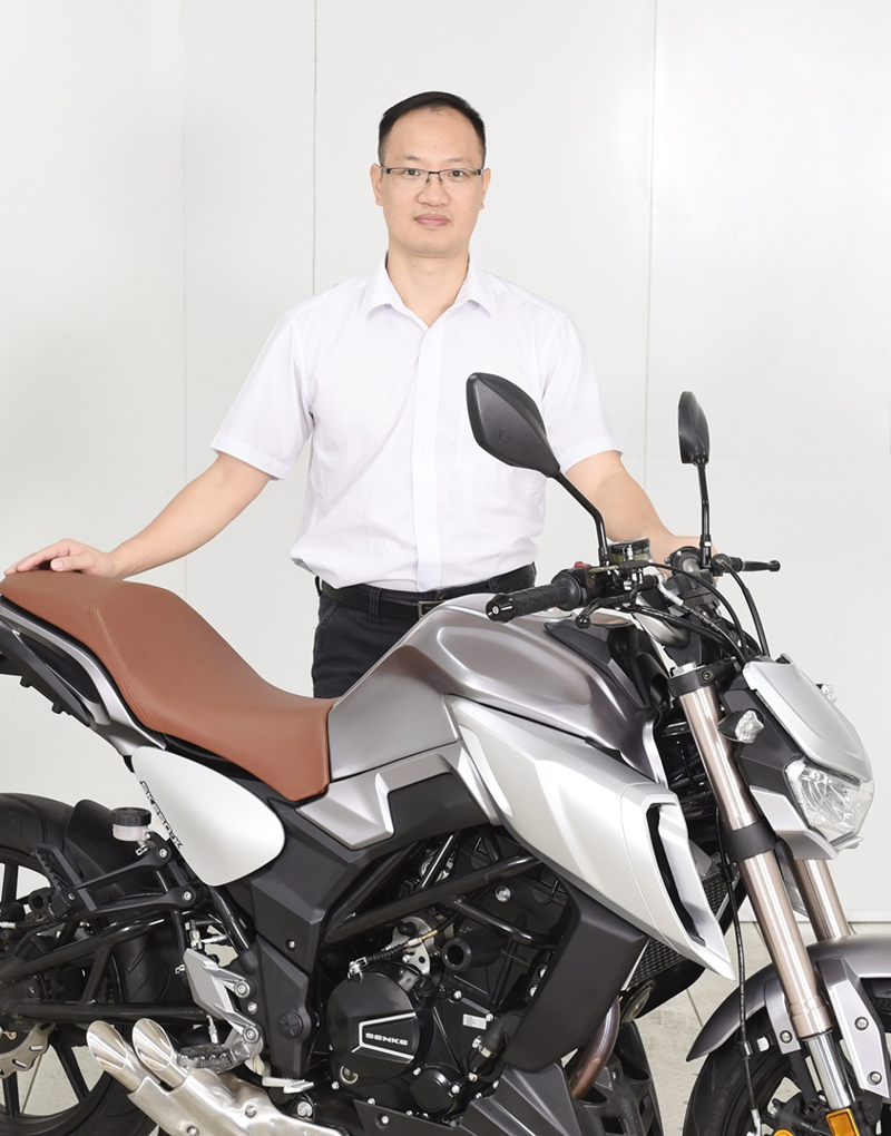 刘新华及其设计的摩托车.png