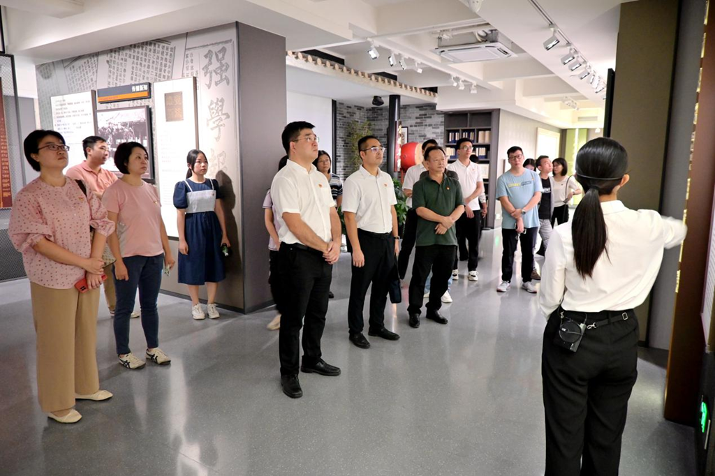 传承伟人精神 汲取前进力量 ——市建管中心开展“五个一”主题党日活动