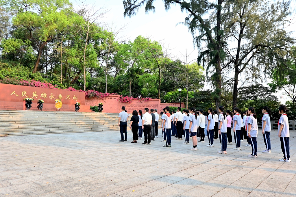 清明祭先烈 初心永不变——市建管中心联合结对社区“大党委”共同开展清明祭扫活动