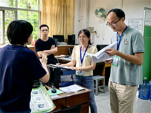图2:检查学校卫生管理档案.jpg