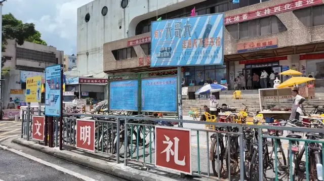 经过布置陈设的拍摄场景
