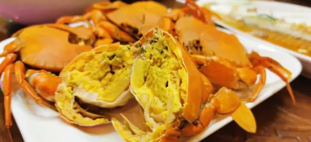 煮熟后的青蟹满满油脂 图源：江门日报