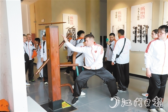 一位外国蔡李佛弟子在蔡李佛国家传承中心练习打桩。