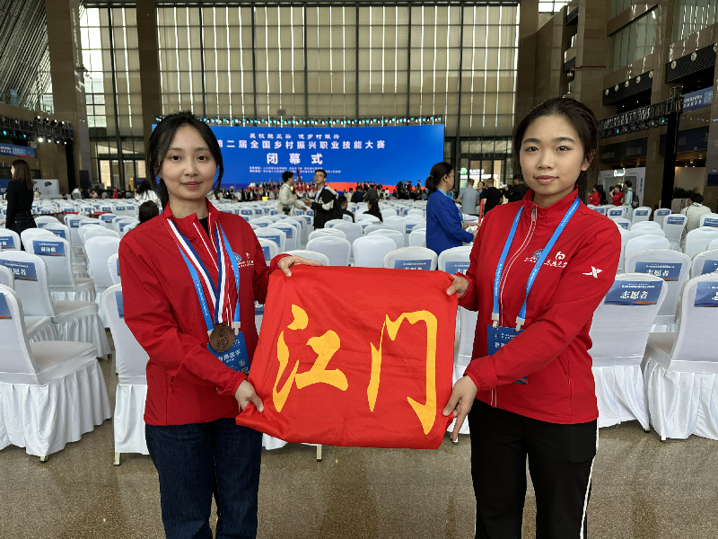 3第二届全国乡村振兴职业技能大赛选手二人合影.png