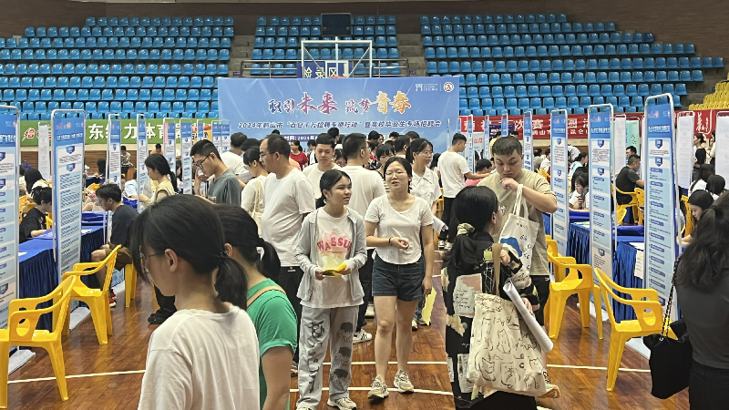 图4：现场招聘会.png