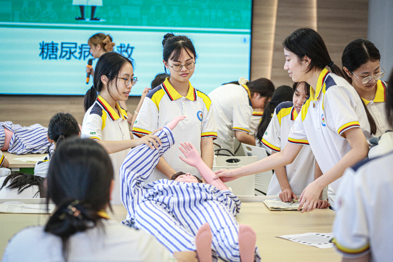 5.南粤家政（江门）产业研修院组织技工院校学生开展家政技能培训.png