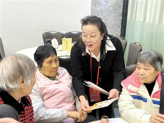 省人大代表向老人了解“爱心餐桌”情况。