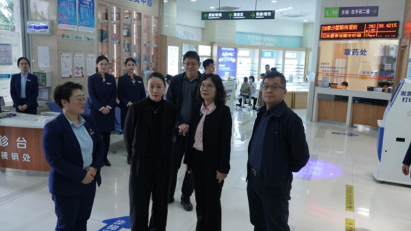 图2：副市长周佩珊现场检查医疗机构安防情况.png