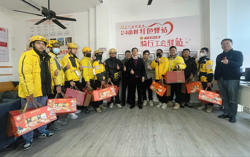 图片6：副局长黄锐楼带队慰问蓬江区骑行之家和新业态从业人员.png