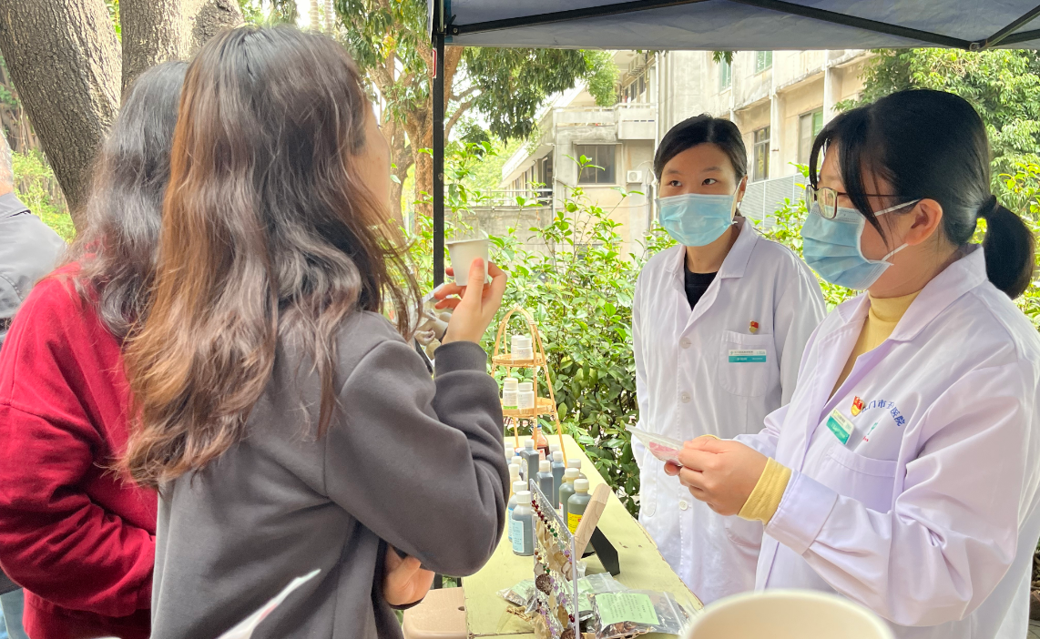 送健康进机关 | 市机关大院举办中医义诊活动