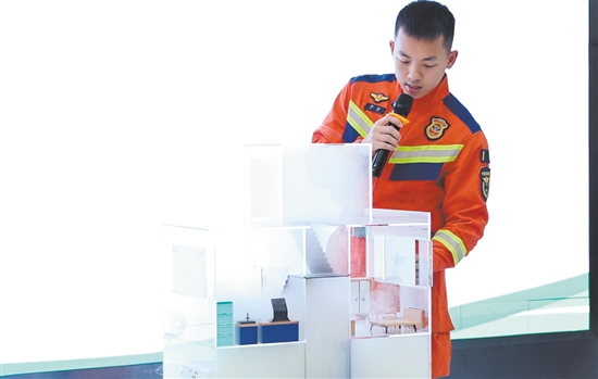 消防讲师演示“高层烟气流动”实验。