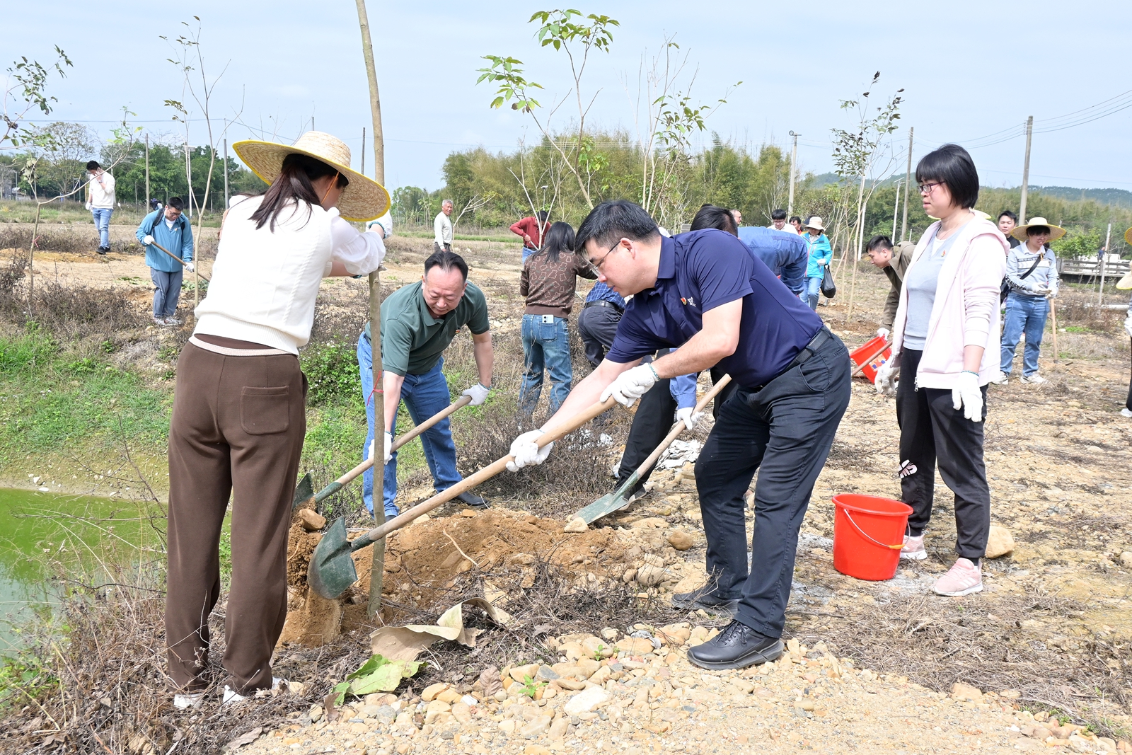 市建管中心开展“传承红色基因 淬炼党性修养”“爱绿植绿护绿兴绿”主题党日活动，助力推进绿美江门生态建设