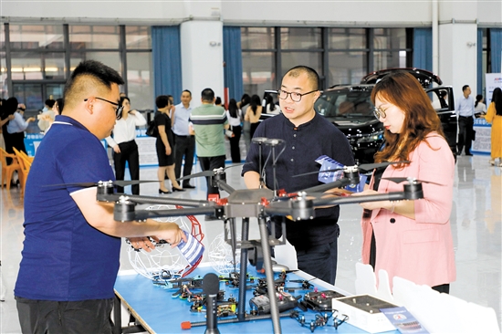 推进会期间企业进行产品展览，推动与会企业合作交流。