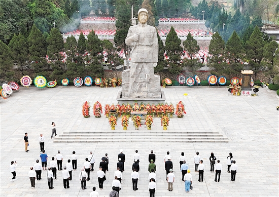 我市祭扫团赴广西集中祭扫江门籍烈士。 我市祭扫团赴广西集中祭扫江门籍烈士。