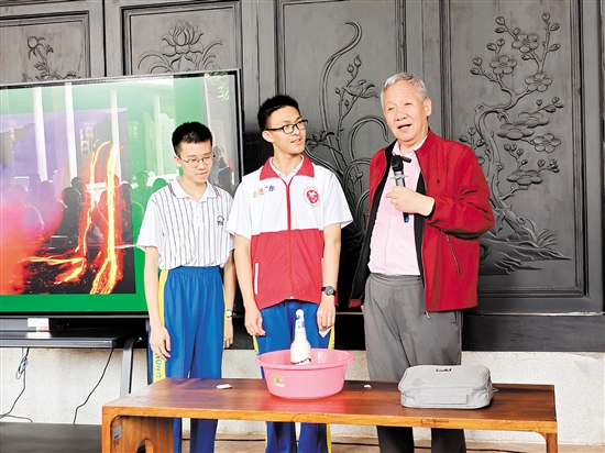 白武明教授（右一）开启大讲堂首讲。