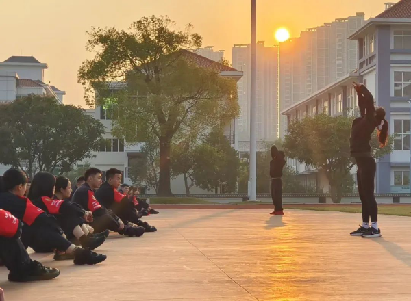 今朝磨剑为锋，明日护民无恙