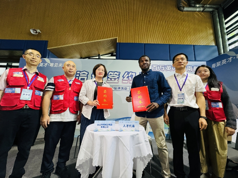 台山市精诚达电路有限公司与武汉理工大学外籍博士签订就业意向协议.jpg