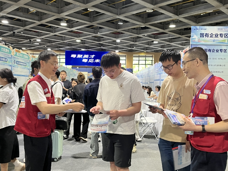 市人社局人才政策速递员派发人才环境政策宣传资料1.jpg