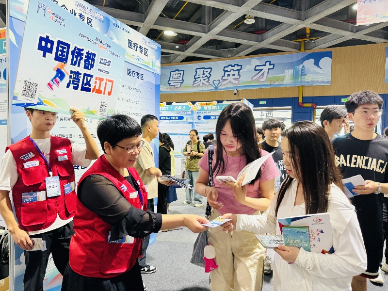 市人社局人才政策速递员派发人才环境政策宣传资料.jpg