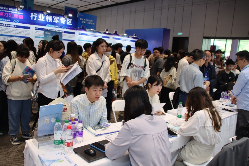【长沙站】江门市宝士制冷电器有限公司招聘展位排起长龙.jpg