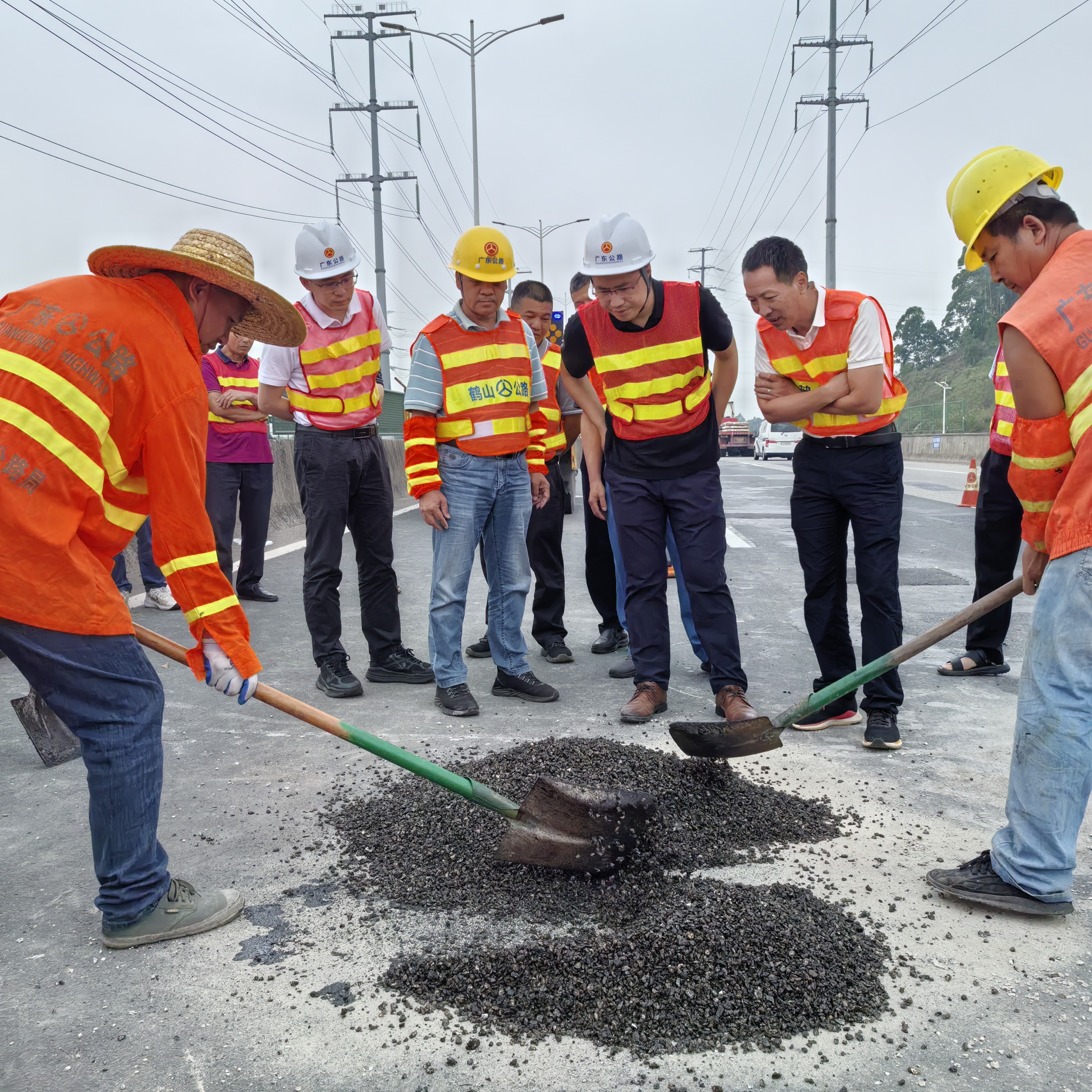 科技创新赋能公路养护提质增效——鹤山公路事务中心联合高校团队开展新型环保材料应用试验