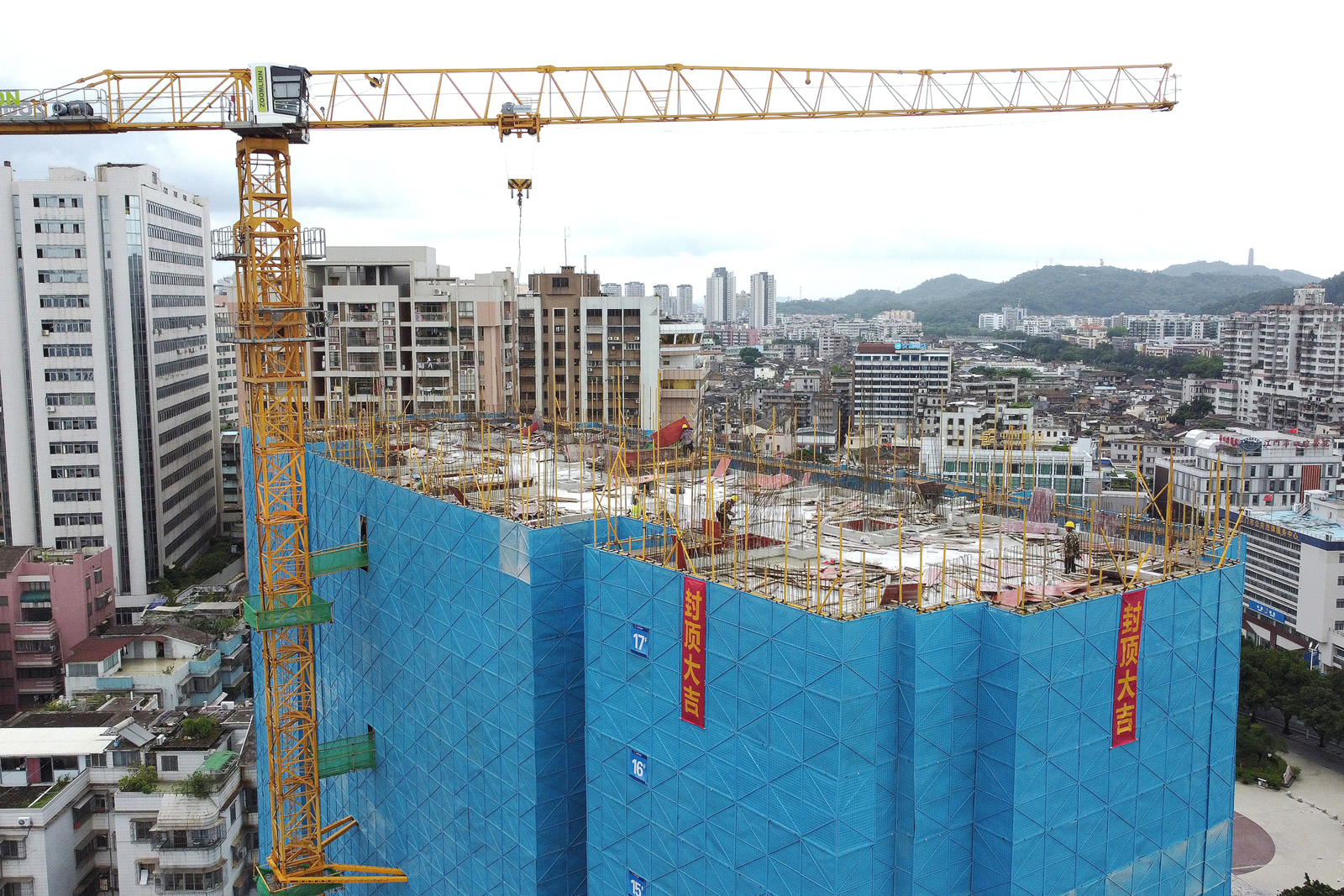 紫坭路改造项目一期顺利封顶