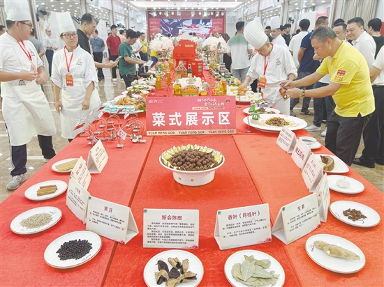 竞赛中，民间选手和专业厨师一同大显身手，烹饪各式司前温蛋美食。