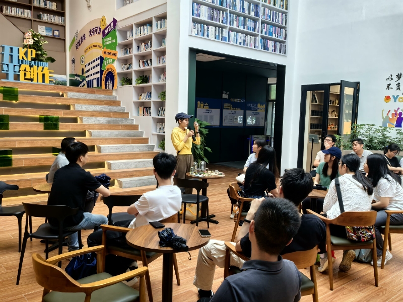 图2：在开平文旅创业孵化基地与创业代表进行交流.jpg