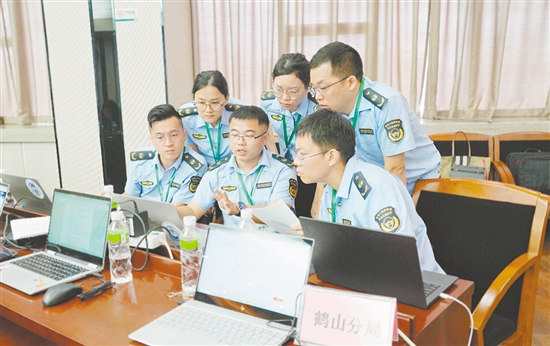 比赛现场，参赛队伍沉着应战。