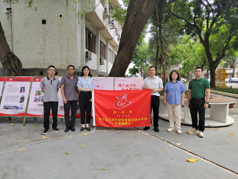 1.参观展览照片.png