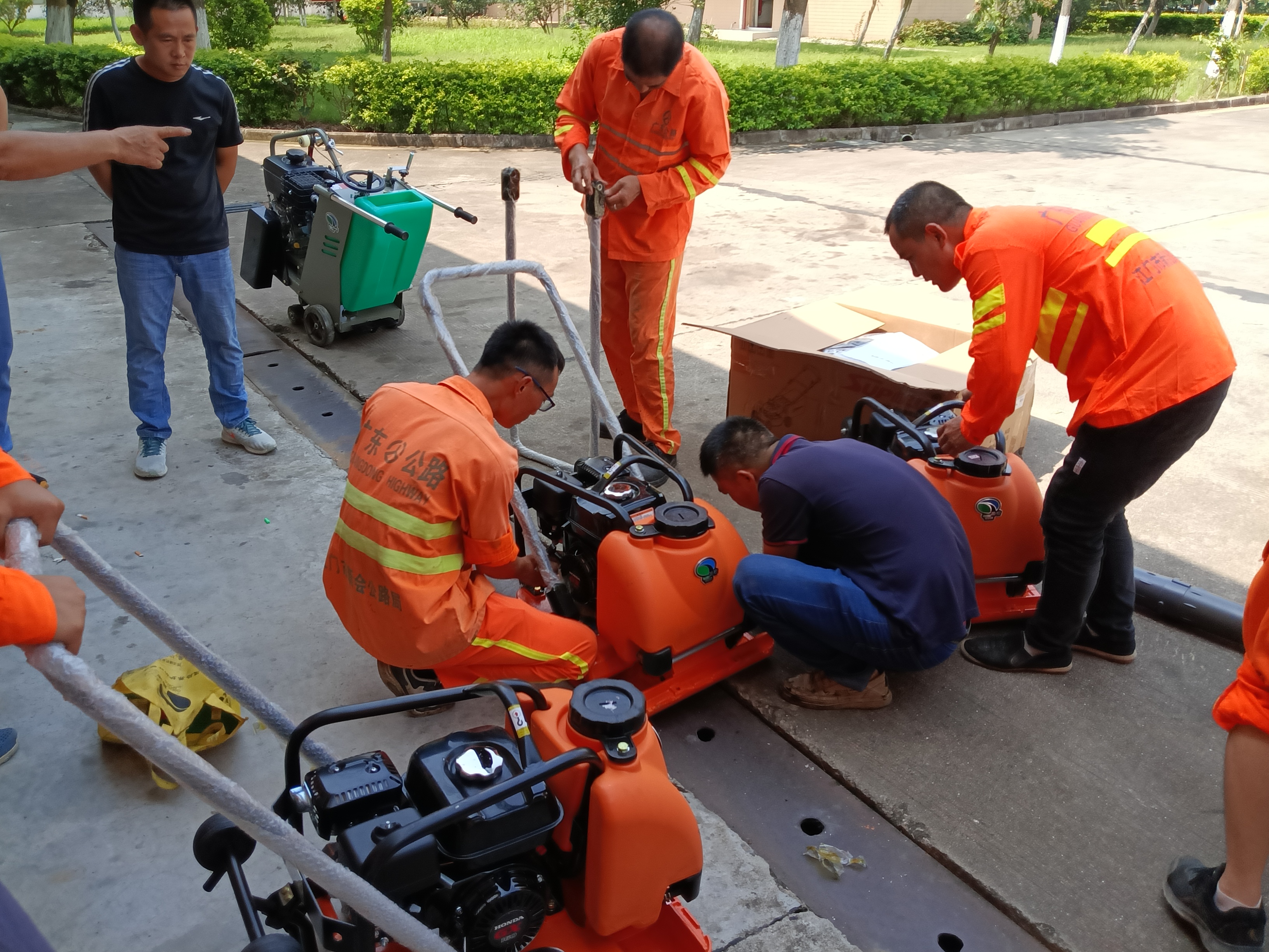 养护技术人员进行实操体验.jpg