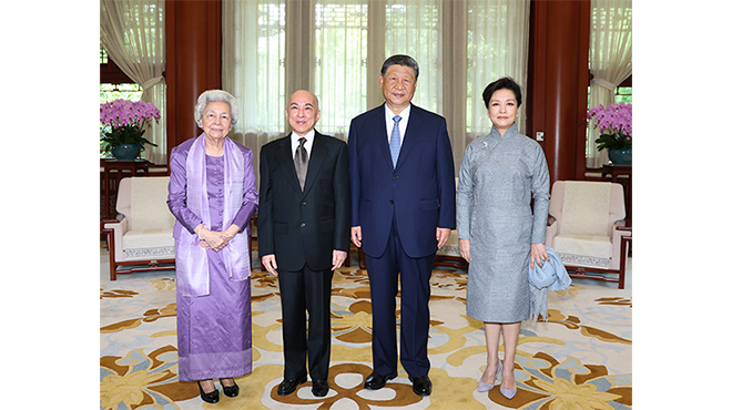 习近平夫妇会见柬埔寨国王西哈莫尼和太后莫尼列