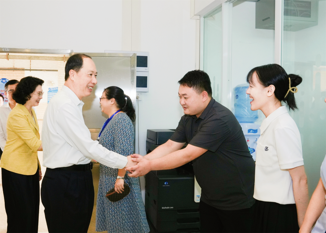 陈岸明吴晓晖开展教师节慰问活动，向广大教师和教育工作者致以节日问候