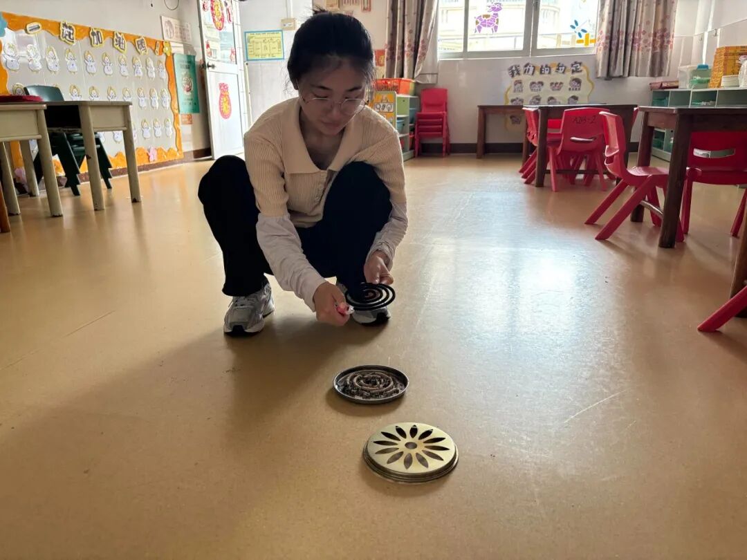 台山第一幼儿园10月7日持续推进“两清一灭”工作，教职工清理积水，政治校园卫生死角，全力保障校园安全干净环境.jpg